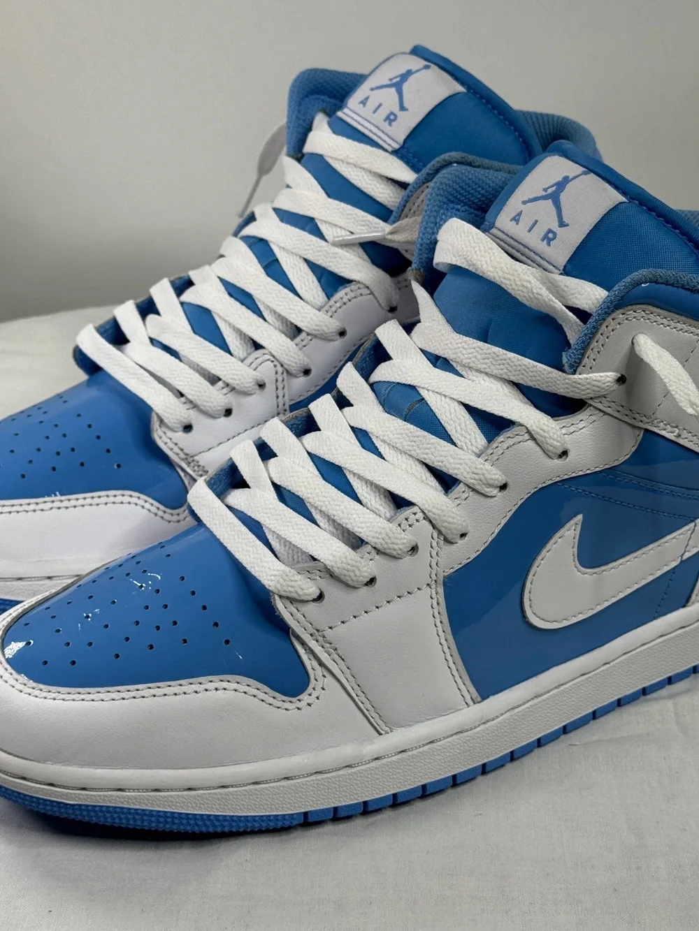 Nike Air Jordan 1 Mid UNC White University Blue Men’s Size 10 FZ2142-114